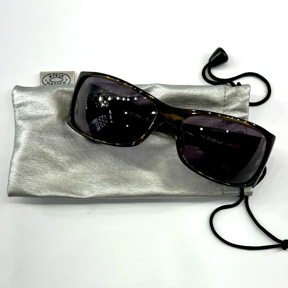 DSO Eyewear Menace Sunglasses in Shiny Black - Smoke